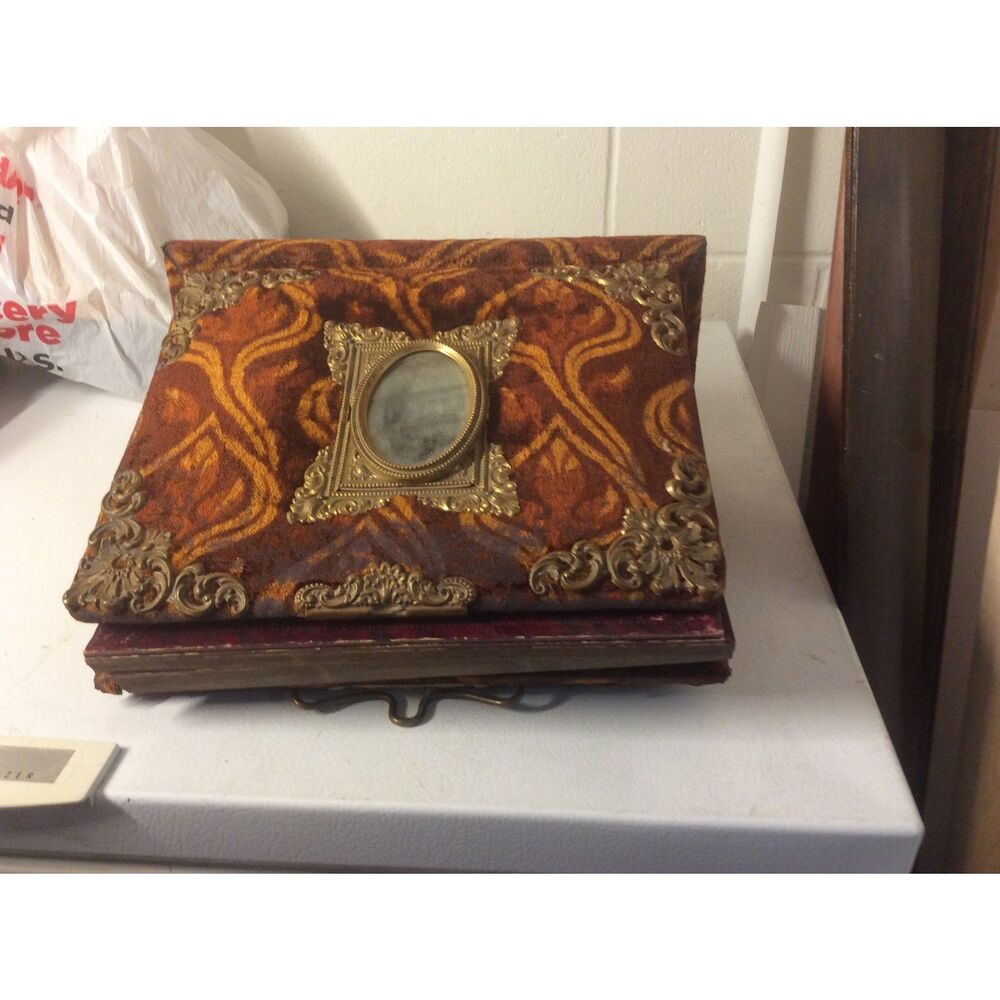 Antique Victorian Photo Album  does have Photos included